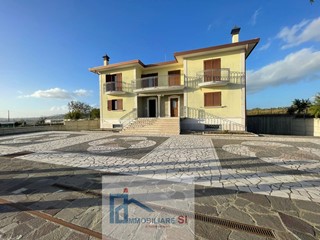 Casa Semi Indipendente in Vendita a Benevento, 260'000€, 240 m²