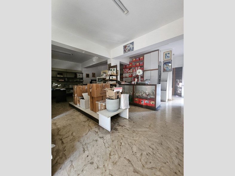 Negozio in Affitto a Barcellona Pozzo di Gotto, 1'900&euro;, 297 m²