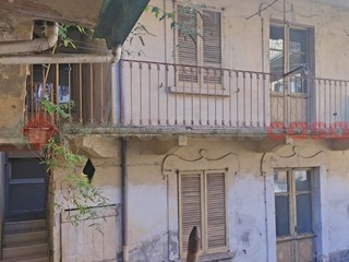Casale in Vendita a Omegna, 30'000€, 200 m²