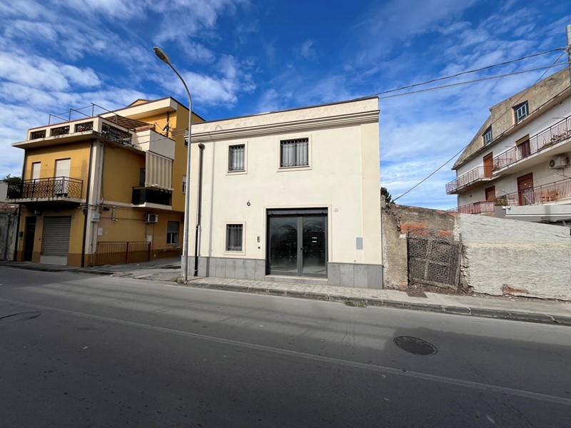 Negozio in Affitto a Barcellona Pozzo di Gotto, 1'200&euro;, 150 m²