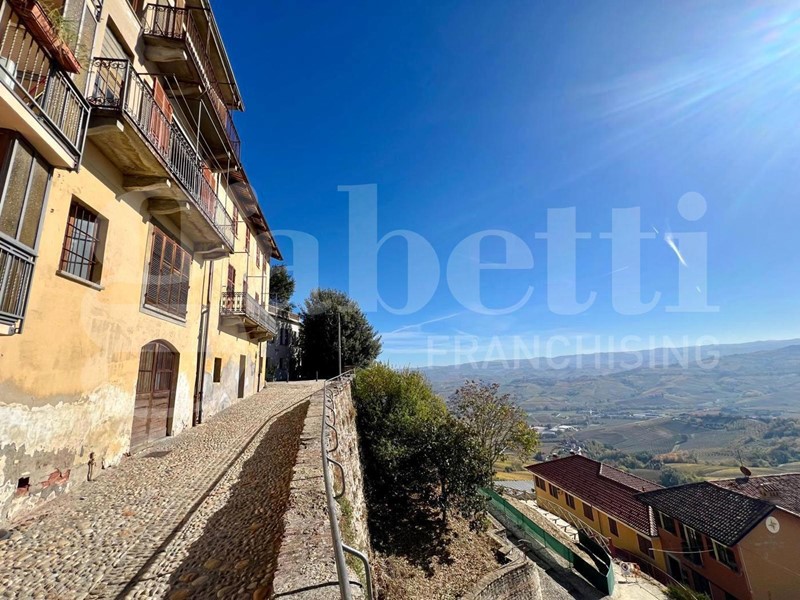 Casa Indipendente in Vendita a La Morra, 480'000€, 240 m²