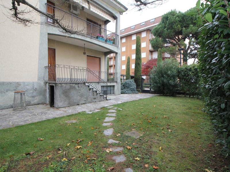 Villa bifamiliare in Vendita a Gorla Minore, 200'000&euro;, 204 m², con Box