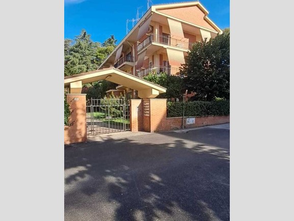 Appartamento in Vendita a Roma, zona Colombo, 255'000€, 90 m²