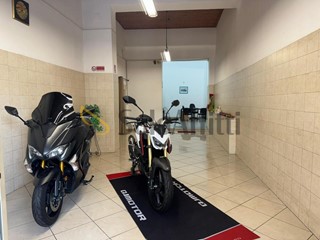 Capannone in Affitto a Reggio Calabria, zona Viale Europa, 1'200&euro;, 150 m²