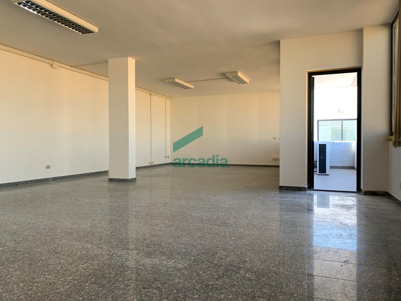 Ufficio in Affitto a Modugno, zona Zona Industriale, 500&euro;, 78 m²