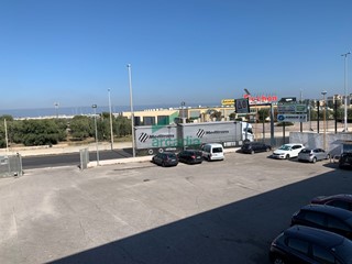 Ufficio in Affitto a Modugno, zona Zona Industriale, 1'000&euro;, 156 m²