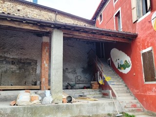 Casa Semi Indipendente in Vendita a Langhirano, zona Casatico, 90'000&euro;, 240 m²