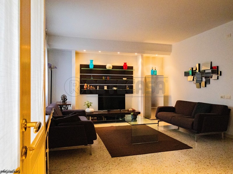 Casa Semi Indipendente in Vendita a Dueville, zona POVOLARO, 420'000&euro;, 175 m², arredato, con Box