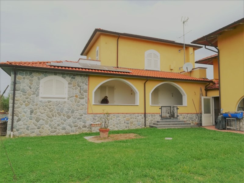 Casa Indipendente in Vendita a Castelnuovo Magra, 450'000€, 280 m²