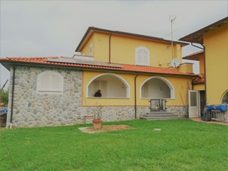 Casa Indipendente in Vendita a Castelnuovo Magra, 450'000€, 280 m²