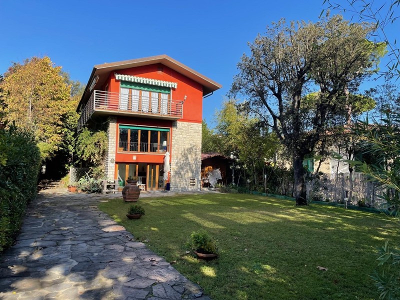 Villa in Vendita a Forte dei Marmi, zona Vittoria Apuana, 2'500'000&euro;, 260 m², arredato