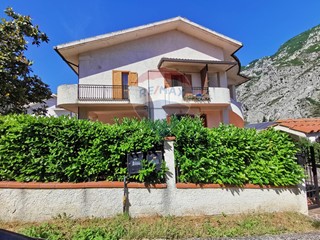 Villa in Vendita a Fara San Martino, 290'000&euro;, 320 m²