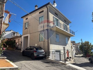 Casa Semi Indipendente in Vendita a Castel Frentano, 95'000&euro;, 181 m²