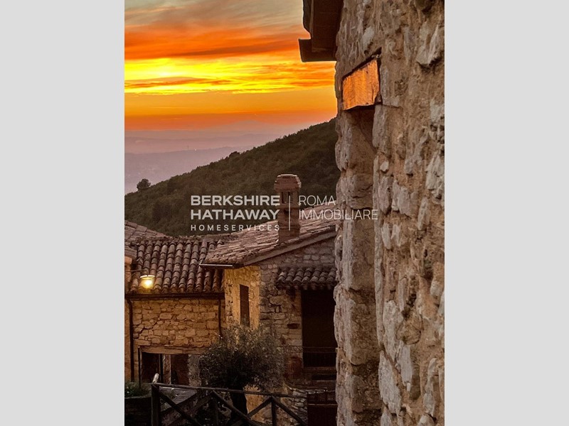 Rustico in Affitto a Trevi, 10'500€, 250 m²