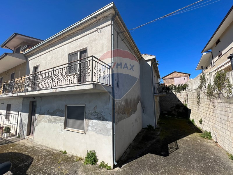 Casa Semi Indipendente in Vendita a Casacanditella, 30'000€, 222 m²