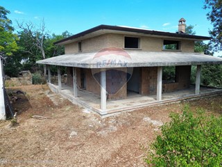 Villa in Vendita a Treglio, 180'000€, 235 m², con Box