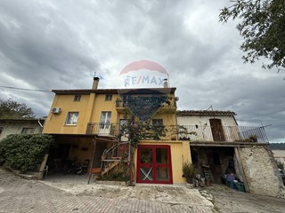 Casa Semi Indipendente in Vendita a Guardiagrele, 450'000&euro;, 750 m²