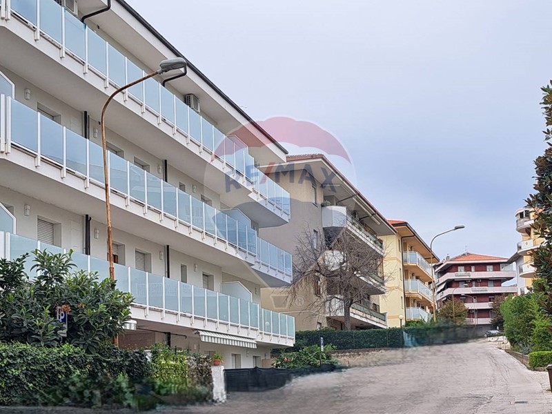 Magazzino in Vendita a Vasto, 64'000&euro;, 265 m²