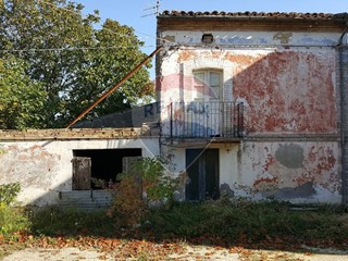 Rustico in Vendita a Ari, 30'000&euro;, 200 m²