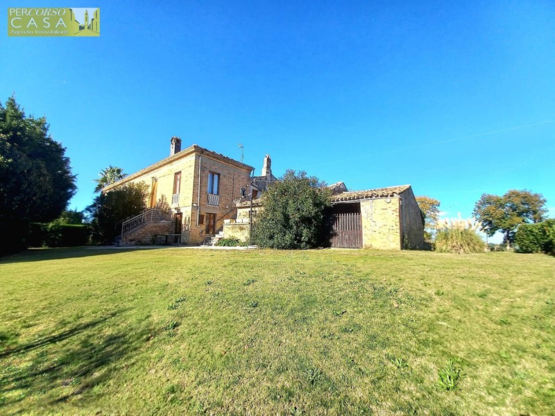 Casa Indipendente in Vendita a Roseto degli Abruzzi, 159'000&euro;, 242 m²