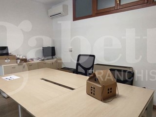 Ufficio in Affitto a Macerata, 250€, 200 m²