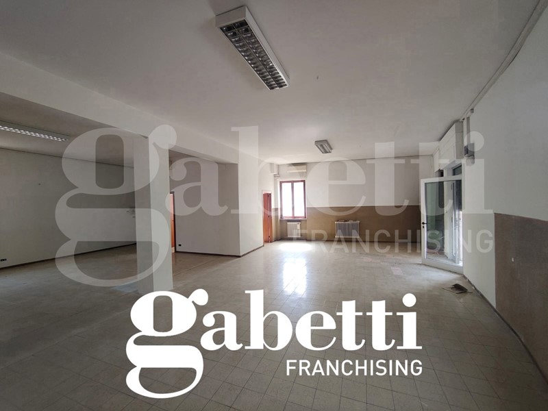 Ufficio in Vendita a Montefortino, 75'000€, 152 m²