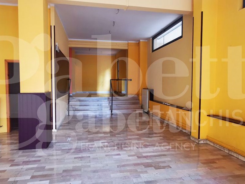 Negozio in Affitto a Macerata, 3'500€, 390 m²
