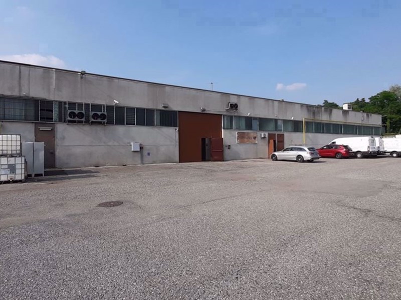 Capannone in Affitto a Senna Comasco, 2'000€, 475 m²