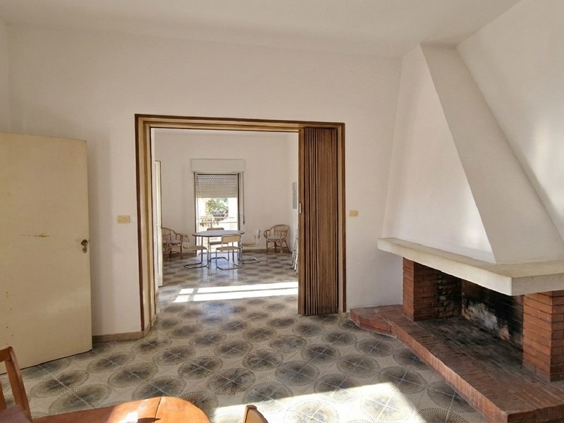 Appartamento in Vendita a Mondragone, zona Piazza Umberto I, 65'000&euro;, 140 m²