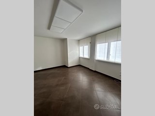 Ufficio in Affitto a Carrara, zona Avenza, 350&euro;, 26 m²