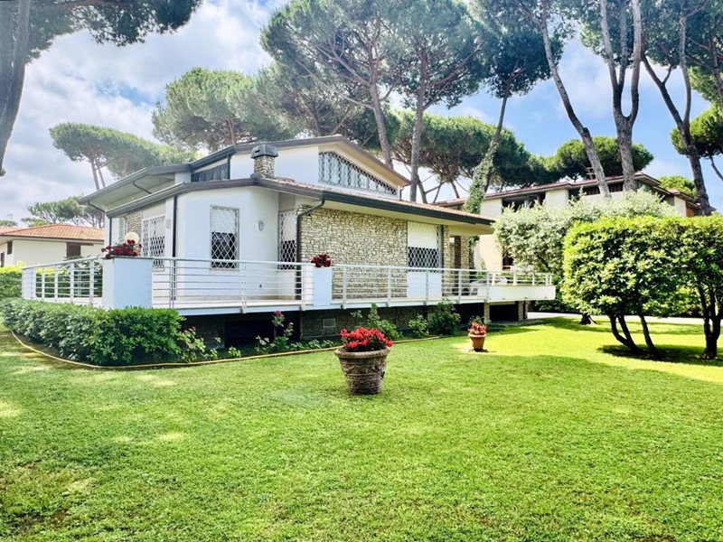 Villa in Vendita a Camaiore, zona Lido di Camaiore, 1'800'000&euro;, 240 m², arredato
