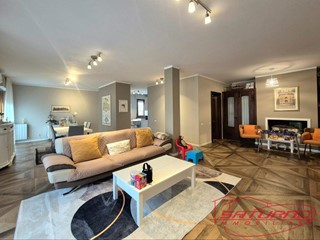 Appartamento in Vendita a Lucca, 480'000€, 175 m², con Box