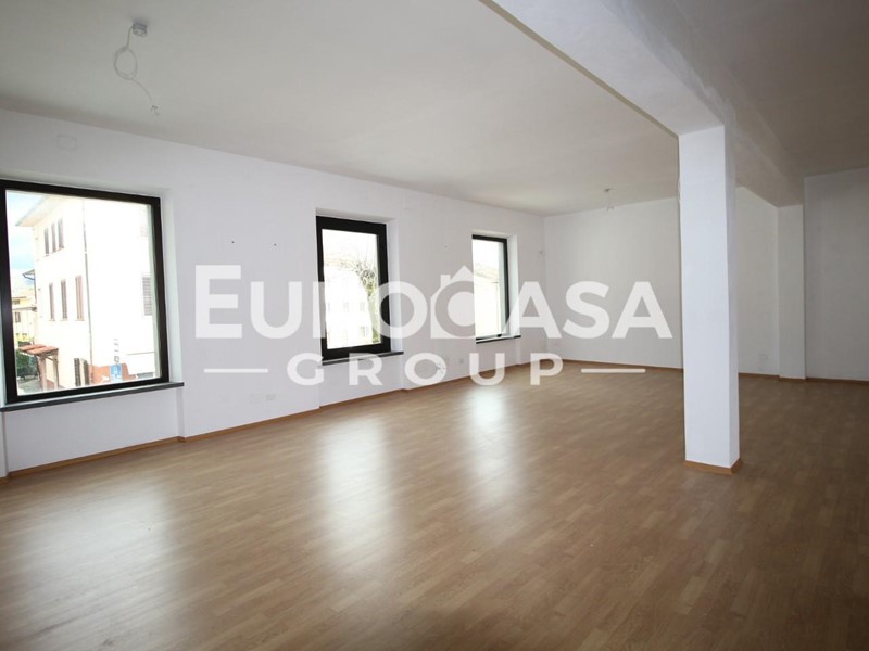 Immobile commerciale in Affitto a Lucca, zona Sant'Anna, 2'500&euro;, 310 m²