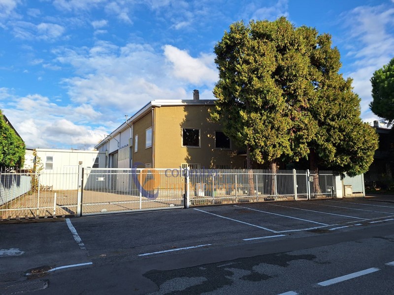 Capannone in Affitto a Castellanza, 3'500€, 539 m²