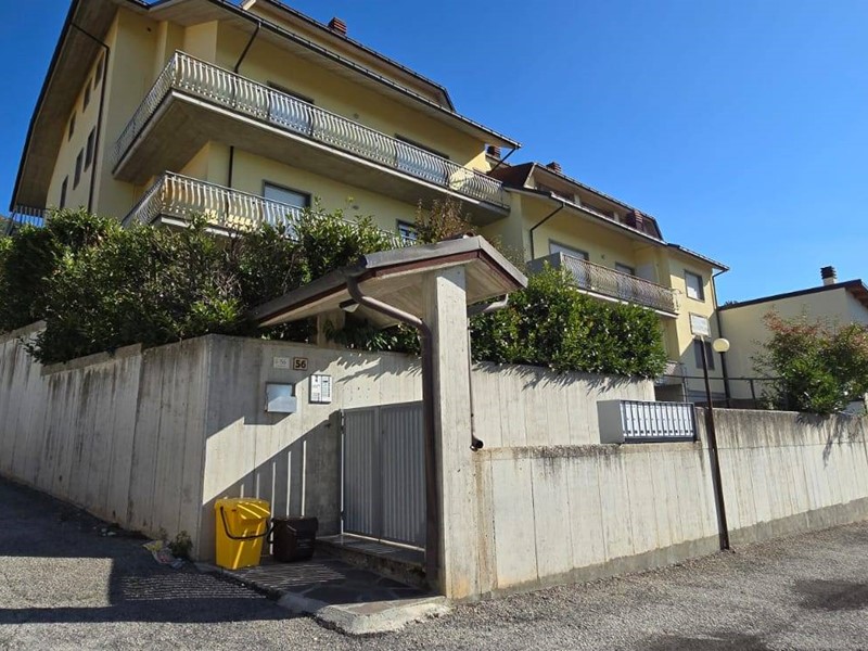 Trilocale in Vendita a Pizzoli, 65'000&euro;, 80 m²