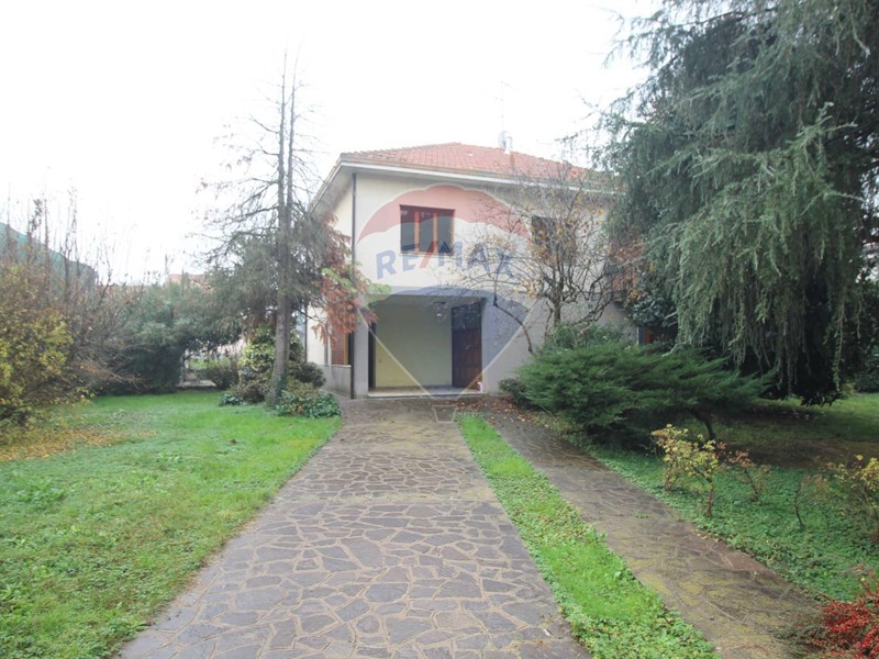 Casa Indipendente in Vendita a Cornate d'Adda, 270'000&euro;, 327 m²