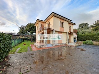 Casa Indipendente in Vendita a Seravezza, 750'000&euro;, 200 m²