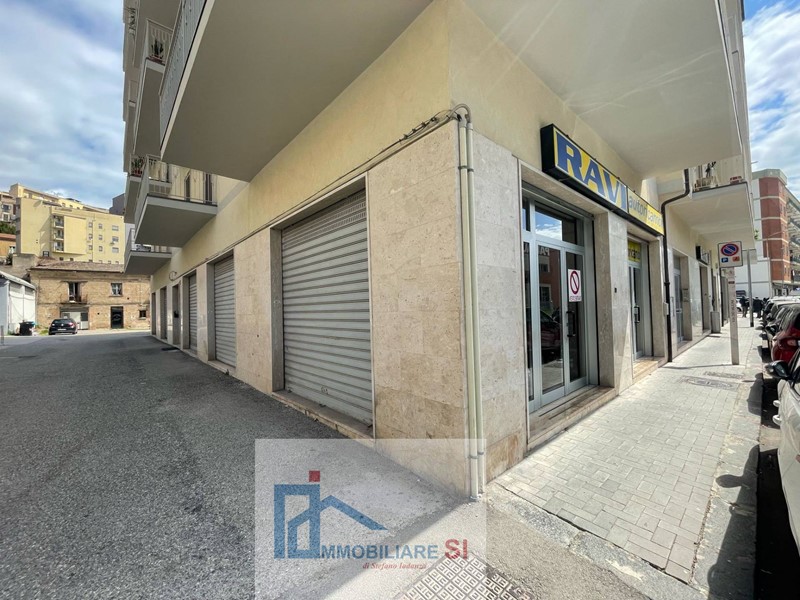 Immobile commerciale in Vendita a Benevento, 200'000€, 300 m²