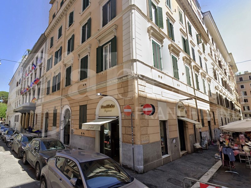 Negozio in Vendita a Roma, 340'000€, 220 m²
