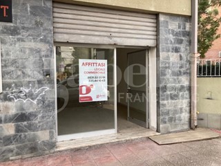 Negozio in Affitto a Brindisi, 550€, 42 m²