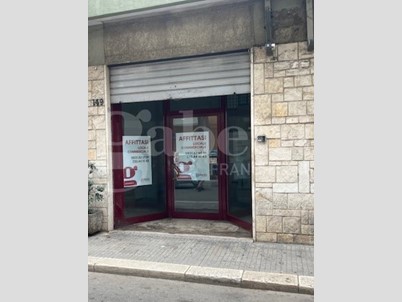 Negozio in Affitto a Brindisi, 700€, 75 m²