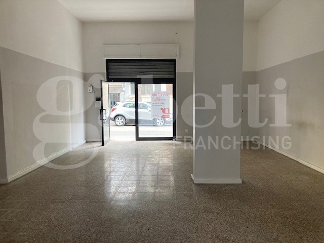 Negozio in Affitto a Brindisi, 750€, 66 m²