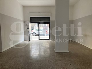 Negozio in Affitto a Brindisi, 750€, 66 m²