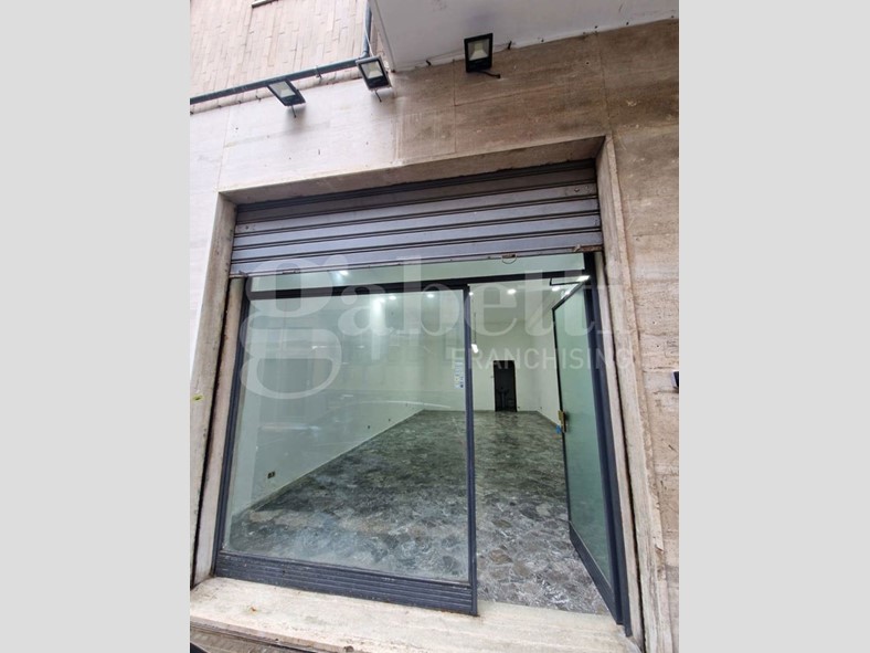 Negozio in Affitto a Brindisi, 500€, 55 m²