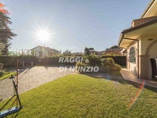 Villa in Vendita a Grottaferrata, 690'000&euro;, 250 m², con Box