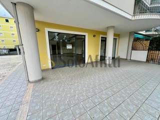 Capannone in Affitto a Alba Adriatica, 750&euro;, 100 m²