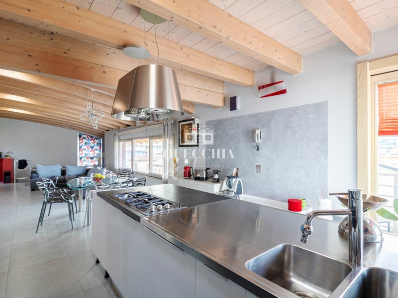 Quadrilocale in Vendita a Desenzano del Garda, 650'000&euro;, 142 m², arredato, con Box