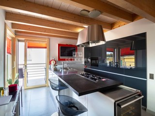 Quadrilocale in Vendita a Desenzano del Garda, 650'000&euro;, 142 m², arredato, con Box