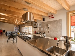 Quadrilocale in Vendita a Desenzano del Garda, 650'000&euro;, 142 m², arredato, con Box