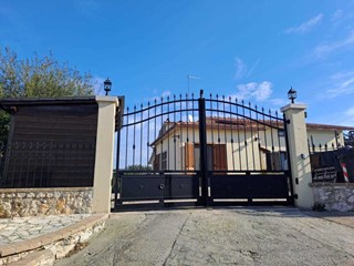 Casa Indipendente in Vendita a Amelia, 205'000&euro;, 210 m²